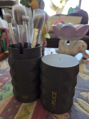 LARUCE Black Makeup Brush Set with Geometric Holder - 7-Piece